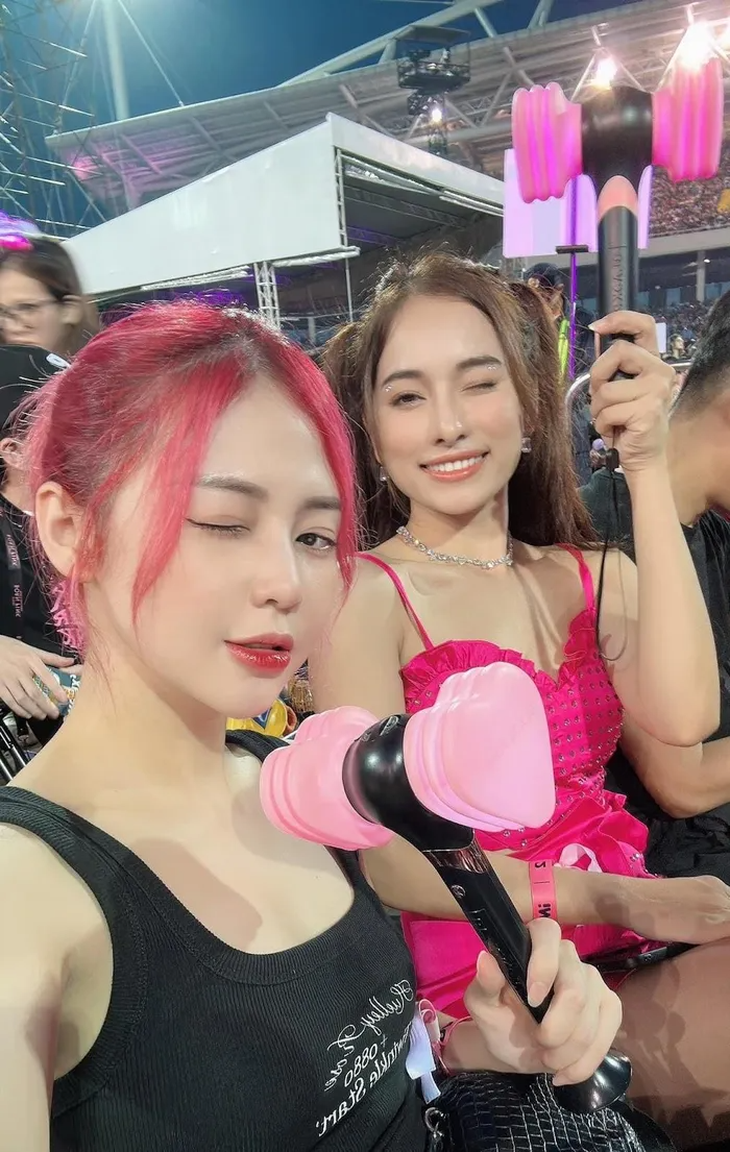 Liz Kim Cương rủ bà xã Dương Khắc Linh - Sara Lưu cùng "đu idol". Bà mẹ bỉm sữa khoe nhan sắc tươi trẻ tại hàng ghế khán giả