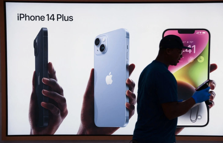 Chiếc điện thoại đắt tiền xuất hiện đúng lúc bé trai 8 tháng tuổi "biến mất" đã khiến mọi người nghi ngờ.