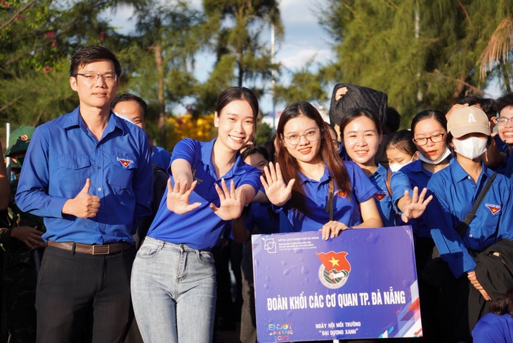 Hoa hậu Ban Mai&nbsp;tham gia hoạt động dọn dẹp bãi biển.