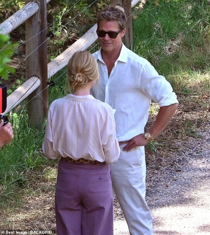 Brad Pitt tỏa ra sức hút ở mọi góc quay, kể cả quay lén