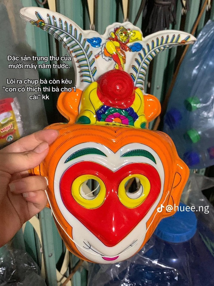 "Cái mặt nạ này hôi mùi nhựa phết. Tôi từng phải đục hai cái lỗ ở phần mũi để dễ thở nữa", một cư dân mạng nhớ lại.