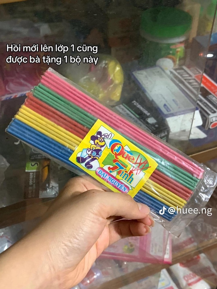 Một người bình luận: "May là có bức hình, không là mình tưởng que tính kiểu này 'tuyệt chủng' rồi chứ!".