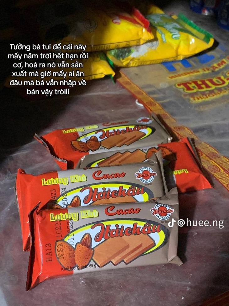 "Lương khô này ngon nha", một người nhận định.