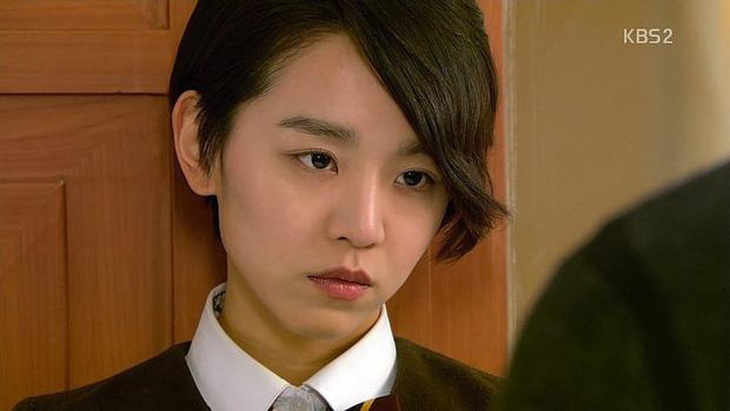 Tạo hình tomboy của Shin Hye Sun trong School năm 2013
