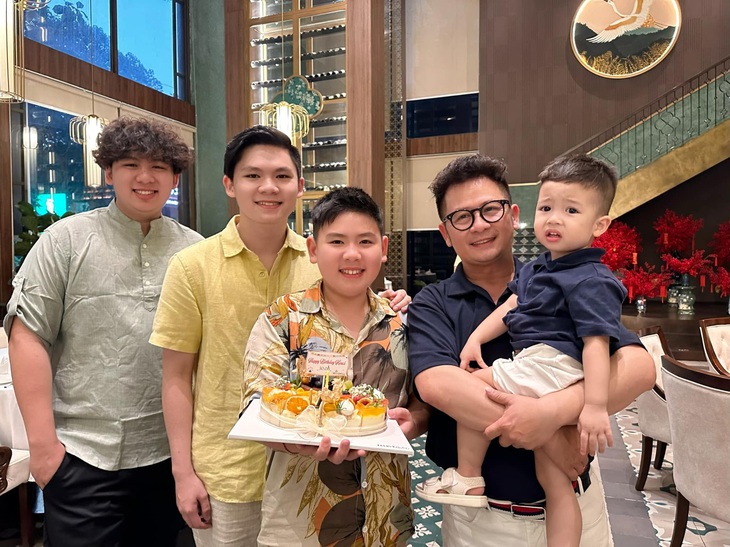 Bằng Kiều và bốn con trai hội ngộ