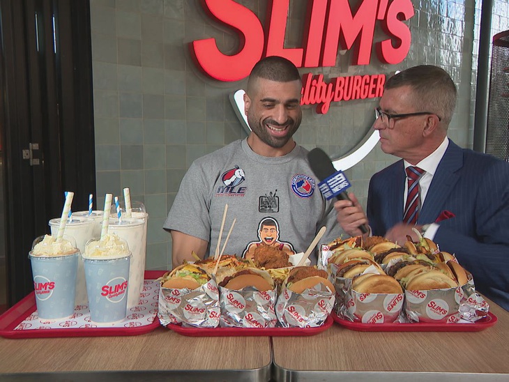 Aussie James Webb, người thi ăn chuyên nghiệp