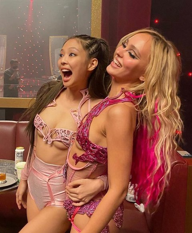 Bức ảnh Jennie (BlackPink) chụp cùng Lily-Rose Depp "thiếu vải" đến tức mắt