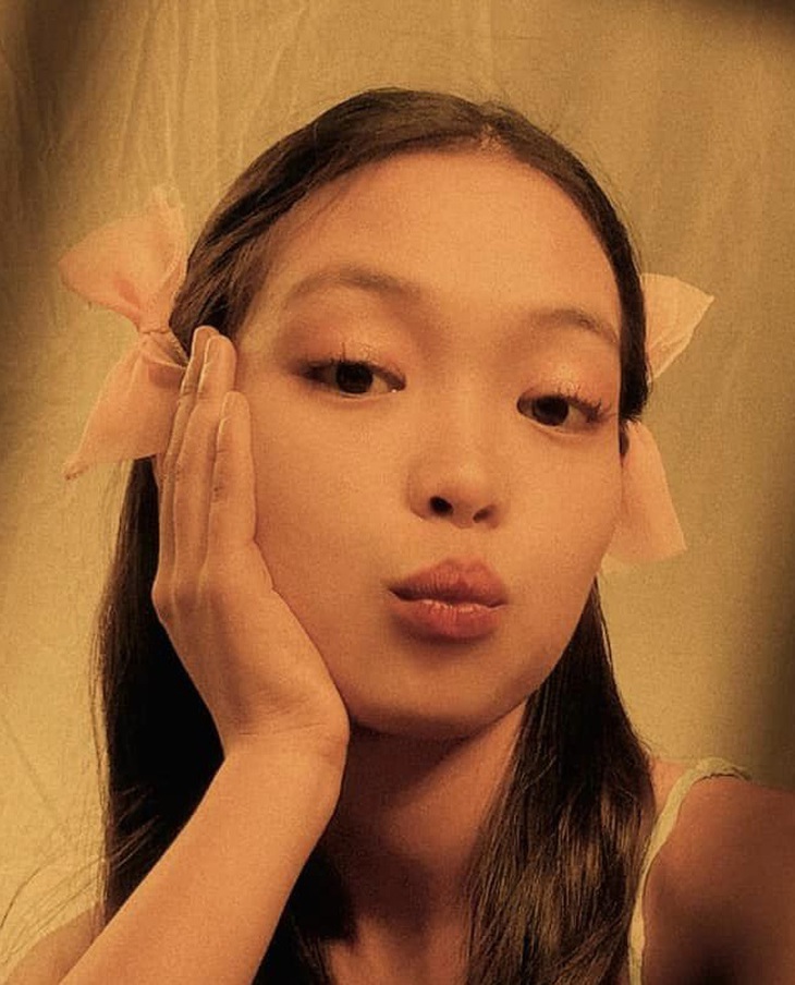 Rowena thỉnh thoảng "hóa thân" thành Jennie.