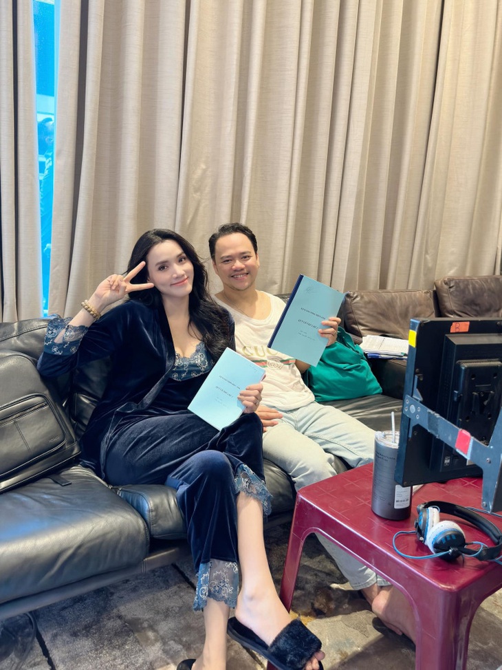 Đạo diễn Hoàng Duy cho biết anh viết vai Hải Đường như “đo ni đóng giày” cho vợ, nói “nếu không phải Trang Nhung sẽ không phải ai khác”.