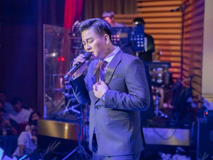 Hoài Lâm được khán giả yêu mến nồng nhiệt bằng những đêm nhạc "cháy vé"