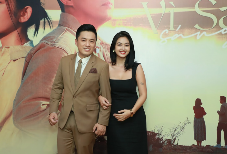 Lam Trường tự tin sánh đôi "nàng thơ" Ngọc Xuân kém anh 25 tuổi truong buổi ra mắt MV