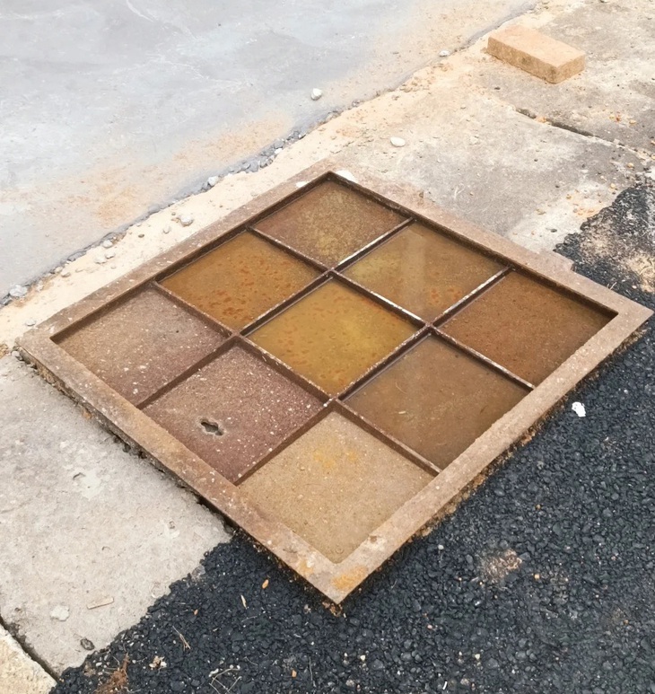 Bảng phấn mắt của ai rơi bên đường kìa.