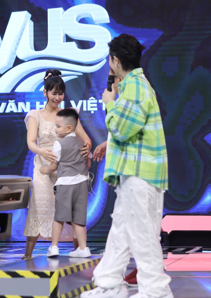 Võ Hạ Trâm chạy ào lên sân khấu nhận con rể cho bé Moon