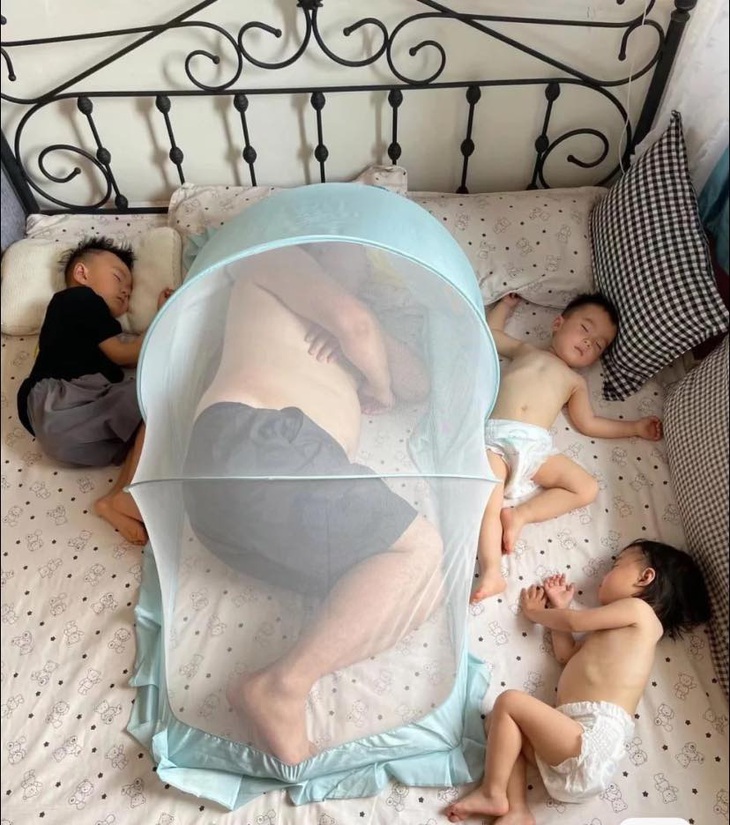 Con chơi với anh ngoan lắm.