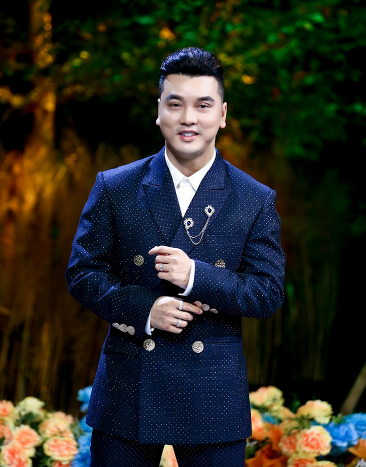 Ca sĩ Ưng Hoàng Phúc bền bỉ theo nghề