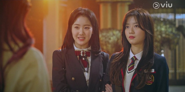 Giữa nhiều tình tiết vô cùng gay cấn, những cú plot twist không ai có thể lường trước được,&nbsp;Cuộc chiến thượng lưu vẫn đan cài phân cảnh tình cảm chân thành hiếm hoi là tình bạn giữa Je Ni và Ro Na.