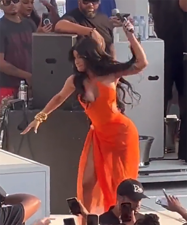 Hình ảnh Cardi B ném micro vào khán giả được lan truyền gây chấn động