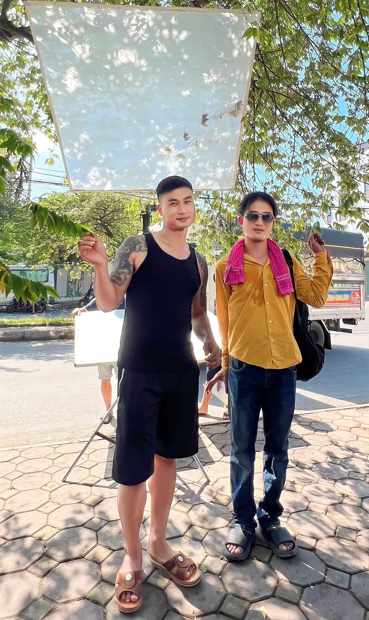 Phần 2 phim Phố trong làng kể câu chuyện lập nghiệp trên thành phố của Hiếu (Duy Hưng) và Mến (Doãn Quốc Đam)