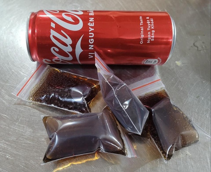 Đứa bạn uống không hết nước ngọt xin bịch đem về.