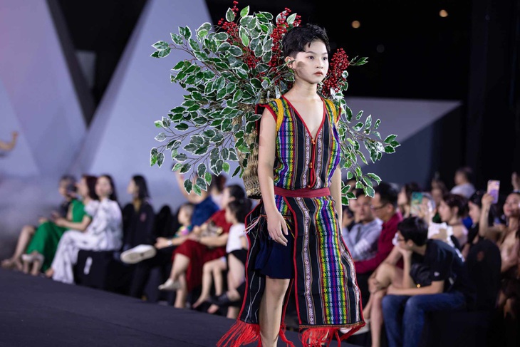 Mẫu nhí Phong Thiên hóa chàng trai Ê Đê sải bước catwalk chuyên nghiệp