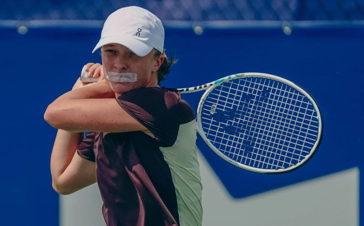 Iga Swiatek tập luyện với chiếc miệng được dán băng dính.