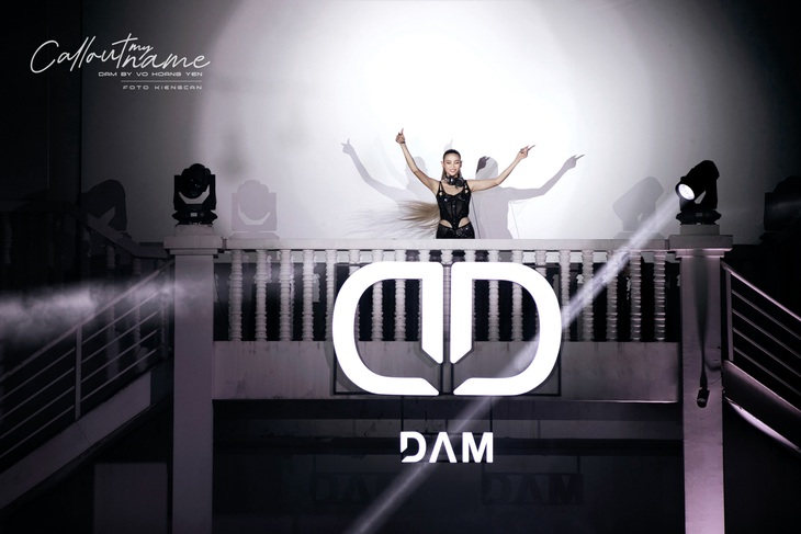 Không chỉ trình diễn thời trang, Võ Hoàng Yến còn chiêu đãi khán giả và tín đồ thời trang hơn 20 phút âm nhạc DJ trong show thời trang của mình.