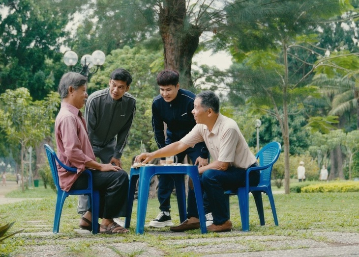 Cuộc sống của người đàn ông 40 có lúc náo nhiệt, lúc yên bình