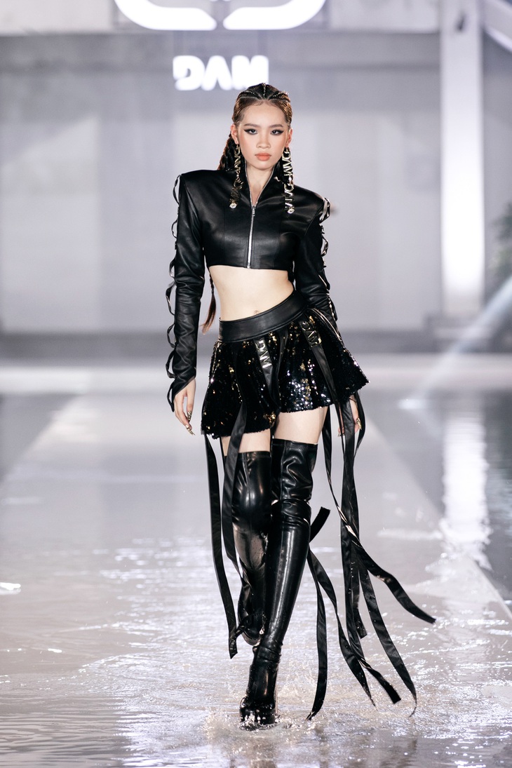 Bảo Hà - nàng mẫu nhí đình đám, là học trò cưng của cô giáo Võ Hoàng Yến - được giao phó vị trí quan trọng khi mở màn show diễn với vị trí first face. Khéo khoe vòng eo nhỏ siêu thực cùng bước đi catwalk đẳng cấp, vững chắc giữa sàn runway ngập nước