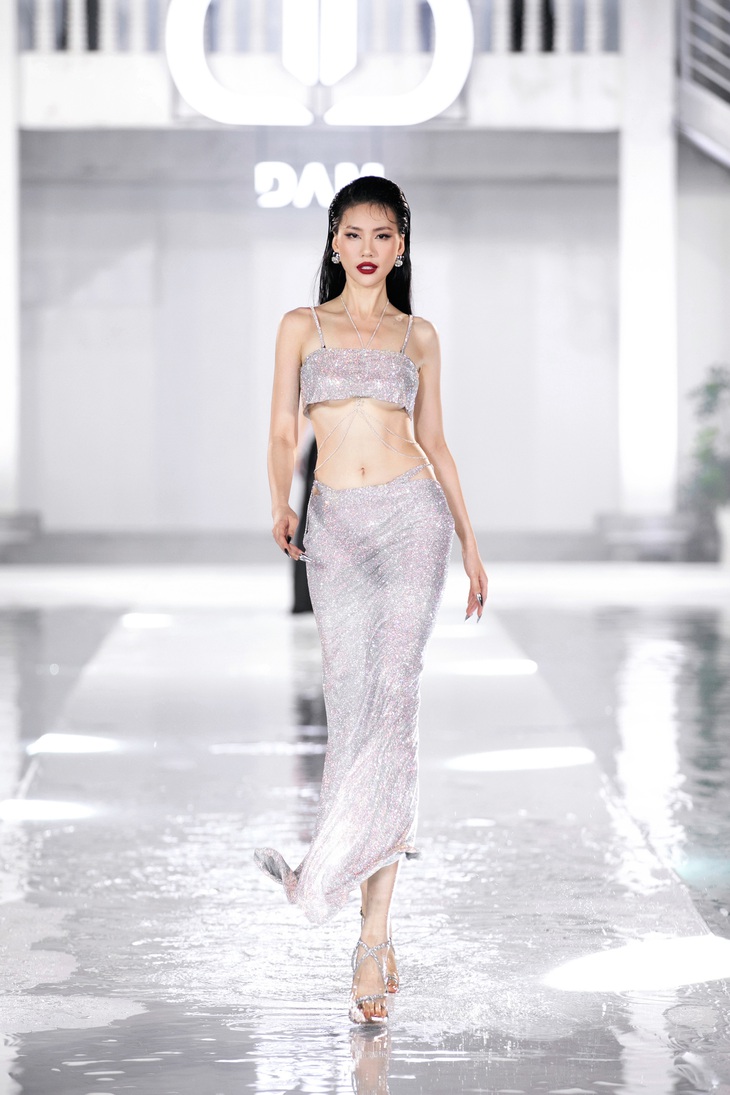 Sàn diễn của Call out my name được thiết kế độc đáo với đường runway dài hơn 30 mét ngập dưới mặt nước giữa bể bơi ngoài trời khổng lồ, mang đến thách thức thú vị cho các người mẫu khi sải từng bước catwalk.