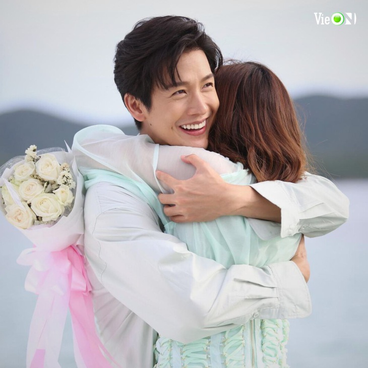 Cha dượng Chat trong Chiếc lá cuốn bay - Push Puttichai vào vai người yêu cũ của nữ chính