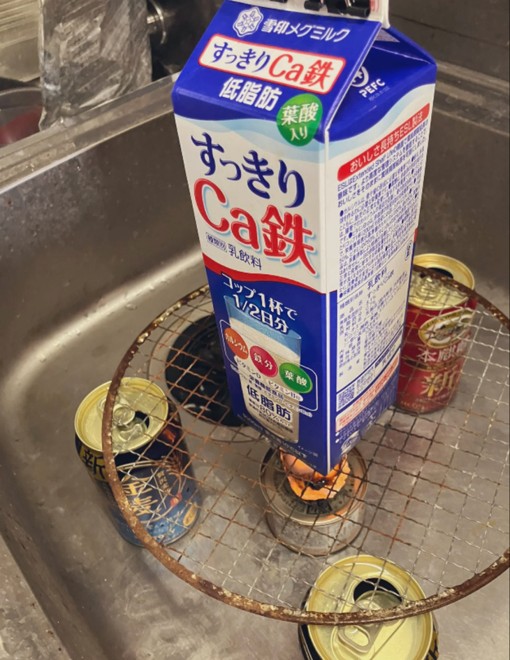 Sato tự chế bếp lửa để tiết kiệm tiền cho việc nấu nướng.