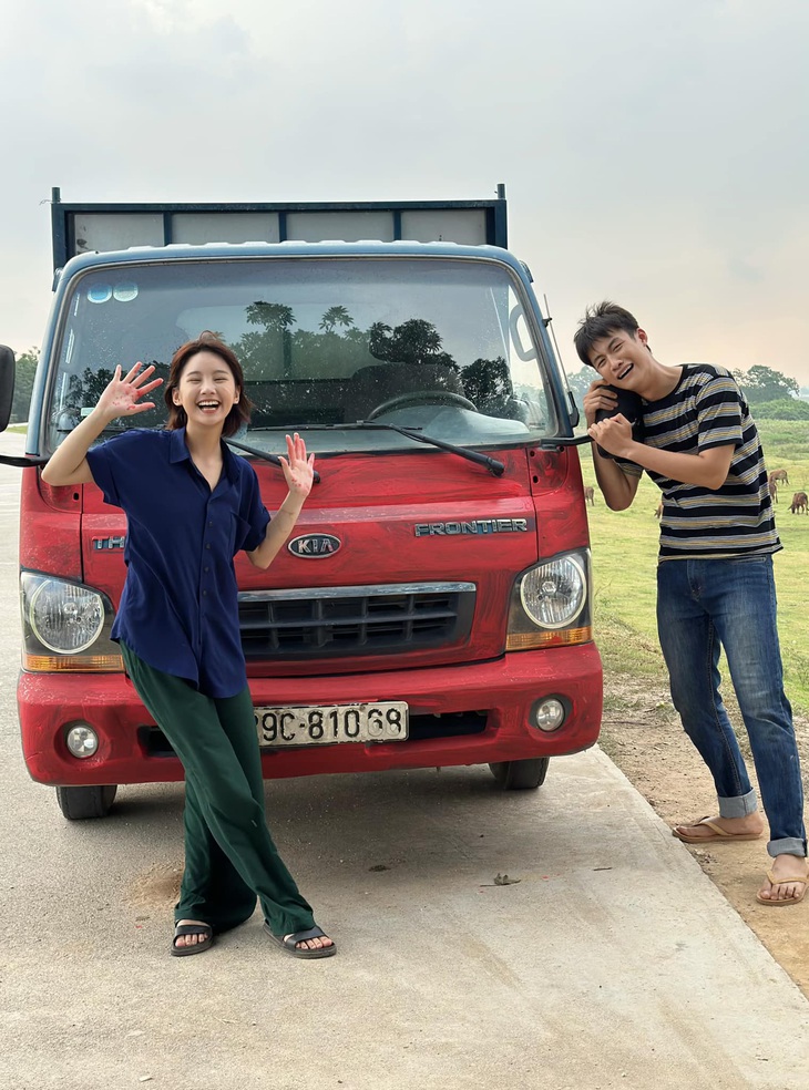 Ninh "loe" (Thu Hà Ceri) và Hiếu (Duy Khánh) trên phim