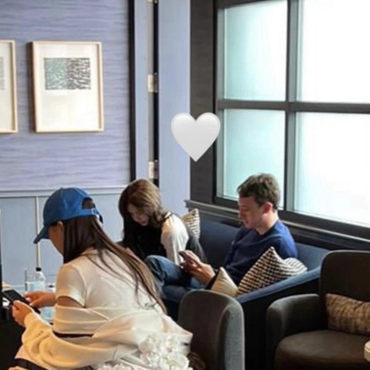 Ảnh chụp Lisa và Frédéric Arnault ở phòng chờ sân bay gây sốt