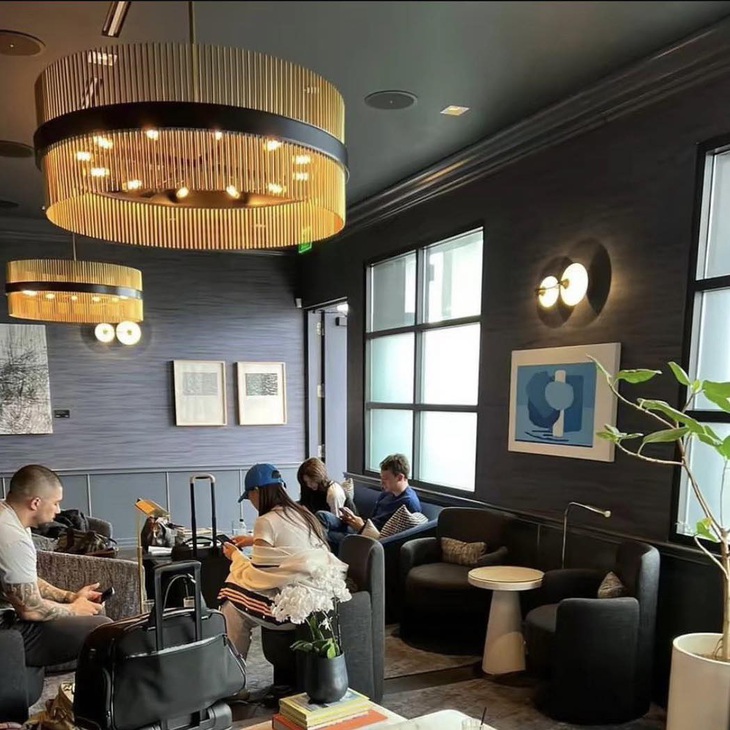 YG phản hồi 'nước đôi' tin hẹn hò, Lisa và tỷ phú trẻ lộ thêm 'hint' - Ảnh 1.