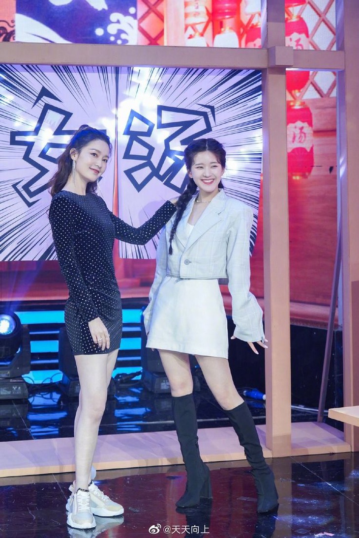 Dù có giày cao gót hỗ trợ nhưng Triệu Lộ Tư vẫn thấp bé thấy rõ so với đàn chị Lý Thấm