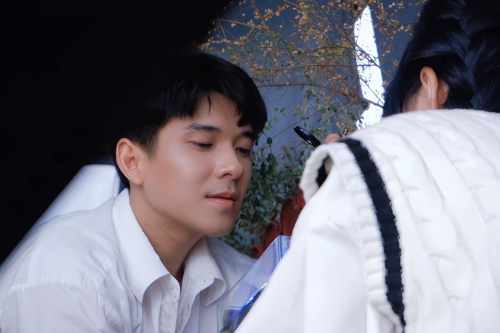 Viễn cảnh anh không muốn thấy cũng là một ca khúc “đổi màu” của Czee khi trước đó anh từng được biết đến với những bài hát chứa đựng tinh thần vui tươi, thoải mái và có chút “châm biếm” bên trong