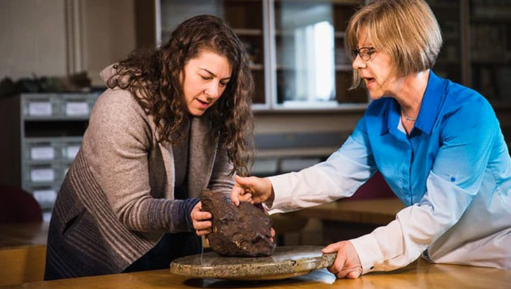 "Tảng đá chặn cửa nhà kho" được nghiên cứu tỉ mỉ trong phòng thí nghiệm. (Ảnh: CMU)