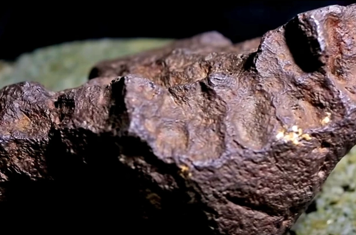 Hóa ra tảng đá chặn cửa nhà kho lại là một "báu vật".