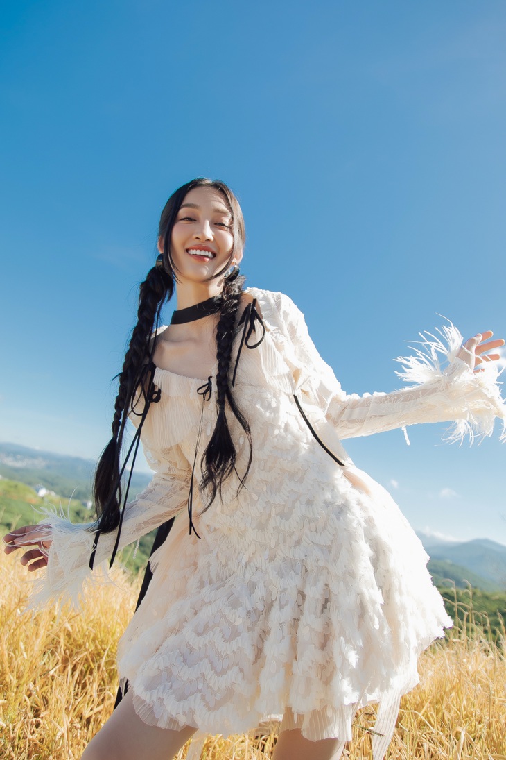 MV Em là coffee phiên bản “hướng nội” mê hoặc người nghe với giai điệu trong trẻo, réo rắt, càng nghe càng thấm.