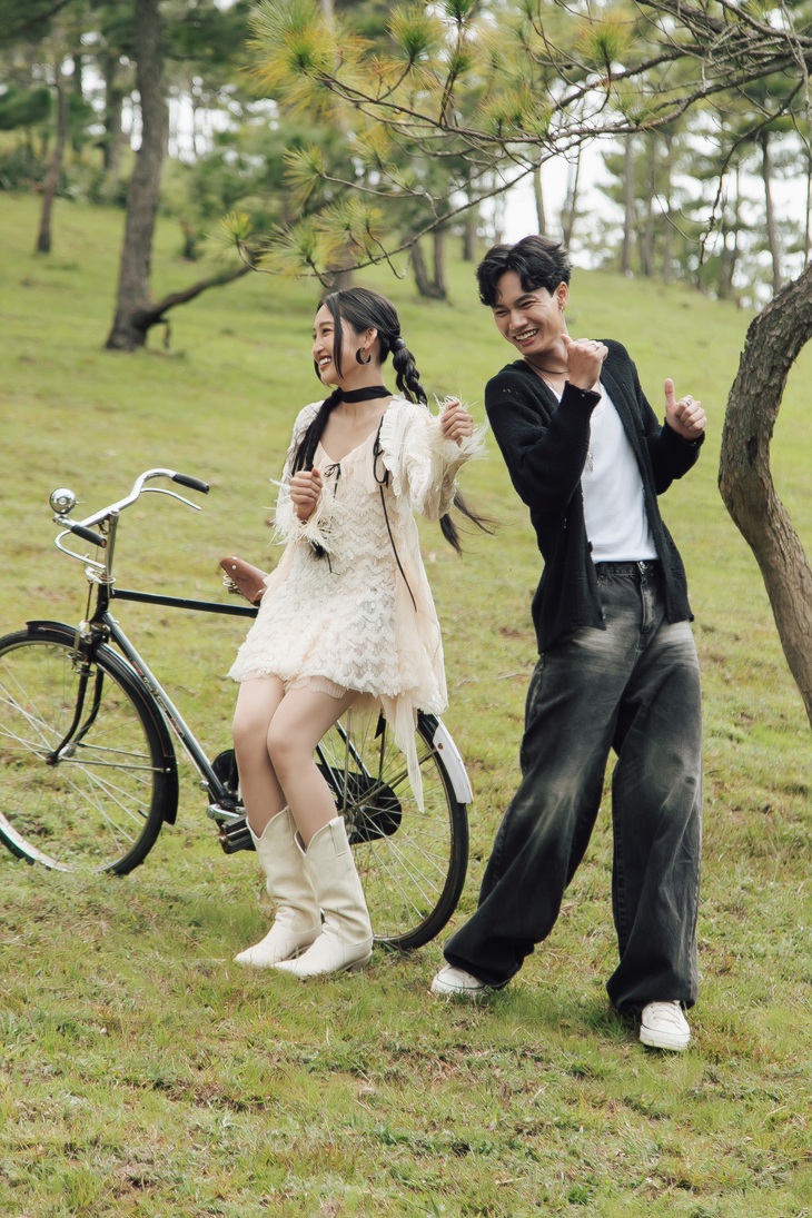 Cảnh quay tại rừng thông xanh ngát ở Đà Lạt là thử thách khó nhằn mà Juky San phải đối mặt.