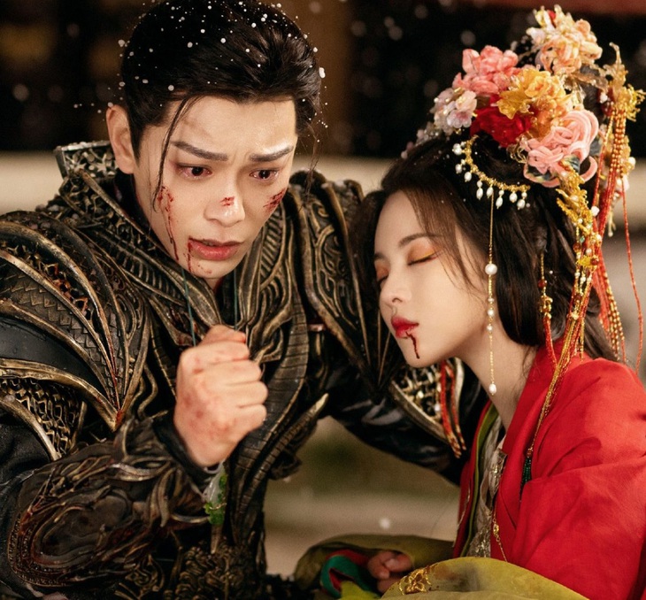 Đinh Vũ Hề và Dương Siêu Việt yêu nhau trong phim Bảy kiếp may mắn. Với nội dung khó đoán và những tình huống gây cười hài hước giúp phim thu hút sự chú ý lớn của công chúng.