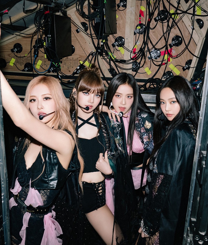 Ở loạt hình ảnh trước đó, rất khó nhận ra chiều cao khác biệt của Jennie với các thành viên