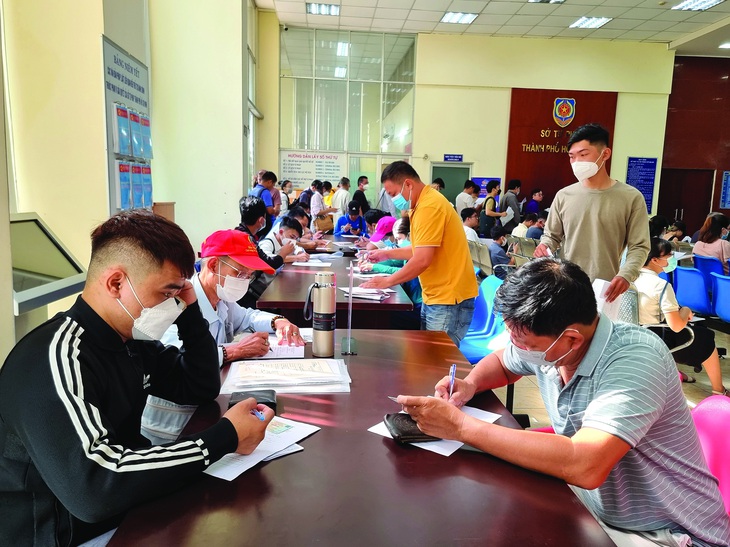 Mặc dù cổng dịch vụ công trực tuyến của TP.HCM có nhận hồ sơ làm lý lịch tư pháp nhưng vẫn đông người đến nộp hồ sơ trực tiếp làm thủ tục này tại Sở Tư pháp. Ảnh: ÁI NHÂN