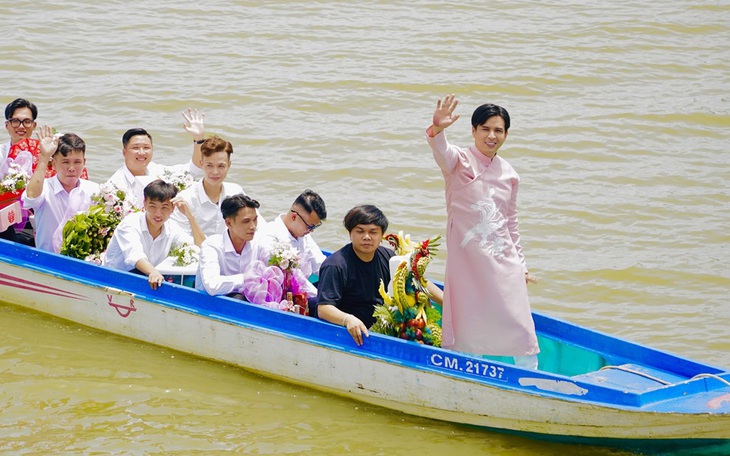 Hồ Quang Hiếu "chèo ghe" đi hỏi cưới Tuệ Như