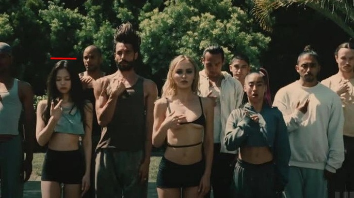 Chiều cao của Jennie và Lily-Rose Depp có sự chênh lệch không quá lớn