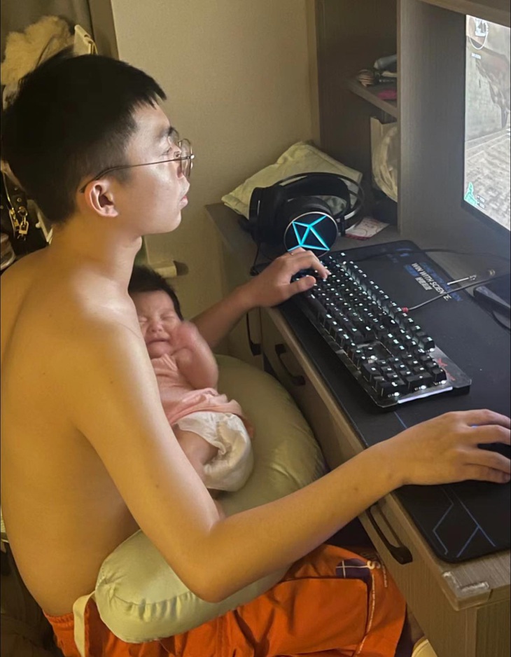 Đang bận chơi game tự dưng bắt "làm bố".