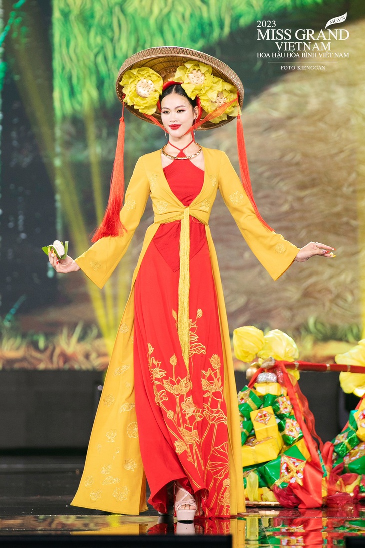 Món bánh dày lá chuối và đôi quang gánh cũng được đưa vào trang phục bằng ý tưởng độc lạ