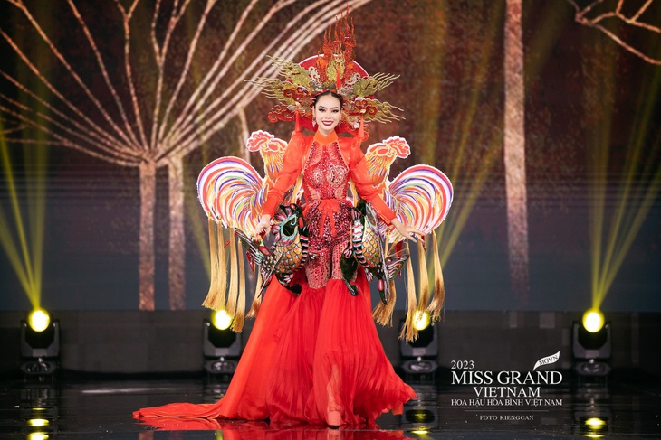 Trò chơi dân gian bầu cua tôm cá vô cùng lạ lẫm khi lên sân khấu