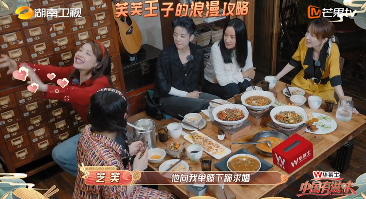 Biểu cảm và hành động diễn tả đầy đáng yêu của Chi Pu khi nói về màn cầu hôn trong mơ khiến người hâm mộ không khỏi thích thú.