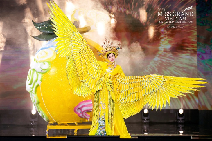 Lê Hoàng Phương tái hiện hình ảnh cô Tấm bước ra từ quả thị hóa phượng hoàng gây ấn tượng mạnh. Fan sắc đẹp kỳ vọng đây sẽ thiết kế đại diện cho Miss Grand Vietnam ở cuộc thi quốc tế